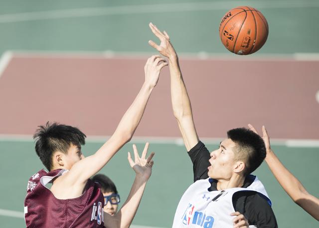 　　　　也许十年前的那部港人称《我妻子唔够秤》，内地叫《我妻子未满十八岁》的恋爱笑剧，人们已然有些淡忘，但蔡卓妍的清爽弄怪，郑伊健的帅气逼人，和两人指腹为婚的忘年爱情，和弄笑有余、浪漫不竭的同居故事仍然模糊面前。